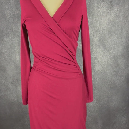 Robe bordeaux ajustée avec détail plissé à la taille Banana Republic, taille xs. Vue de la vidéo qui présente tous les détails de la robe.