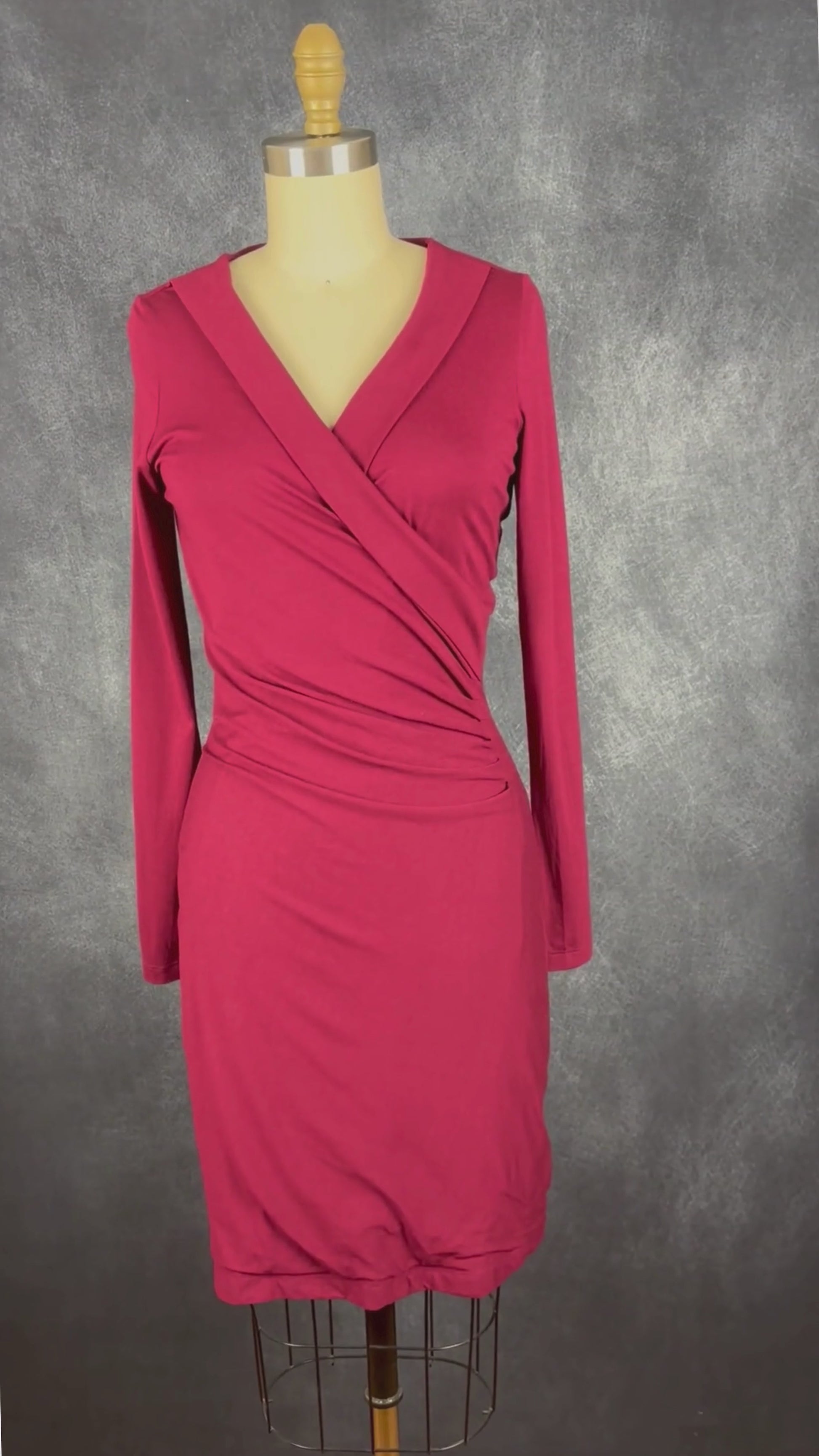 Robe bordeaux ajustée avec détail plissé à la taille Banana Republic, taille xs. Vue de la vidéo qui présente tous les détails de la robe.