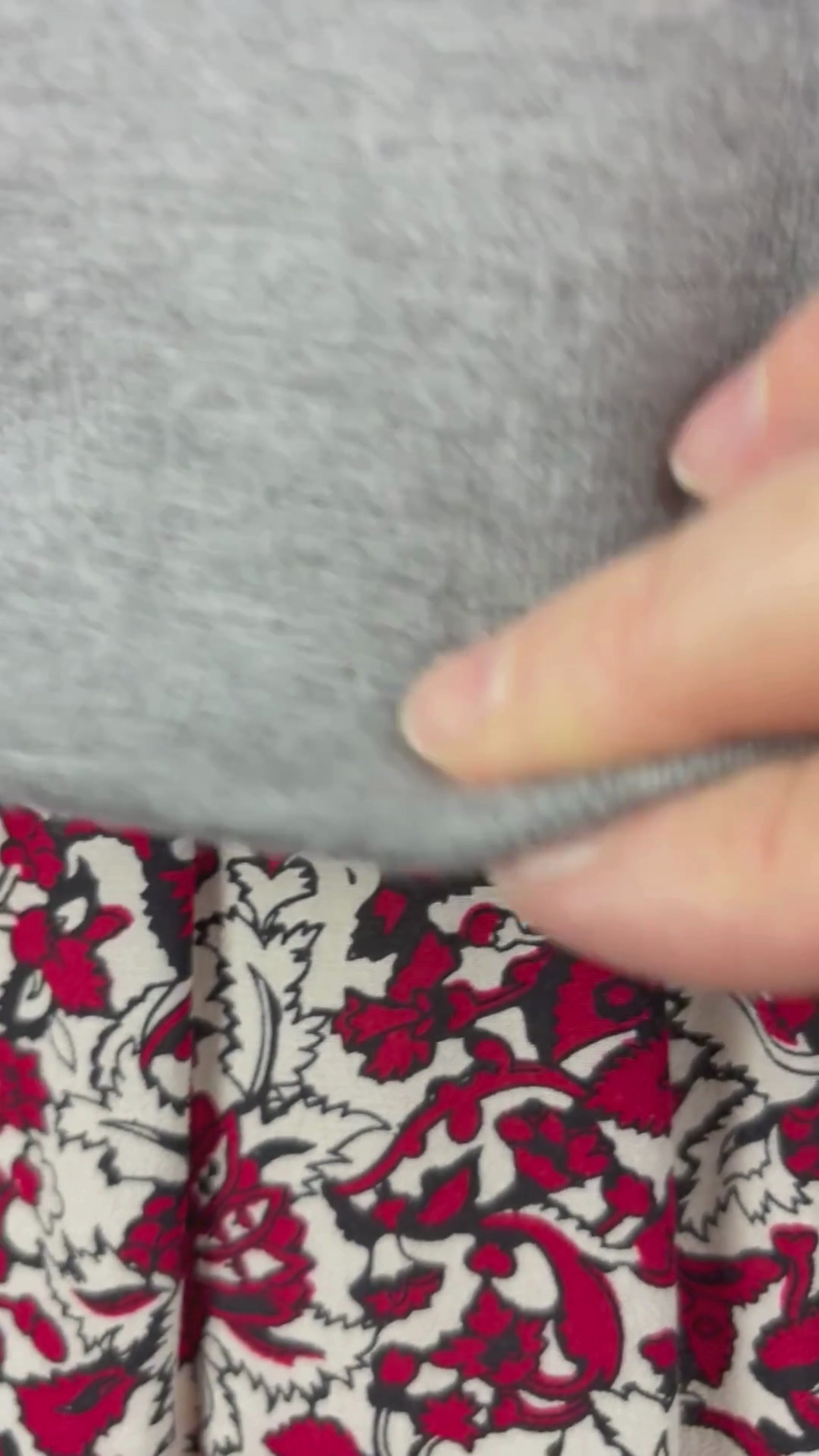 Ceinture en cuir véritable argent, fait au Canada Simons, taille unique. Vue de la vidéo qui présente tous les détails de la ceinture.