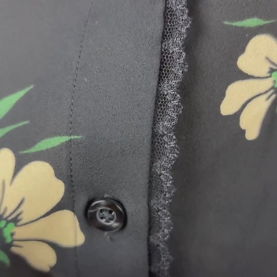 Chemisier noir floral avec détail de dentelle fine, Sunday Best, taille medium. Vue de la vidéo qui présente tous les détails du chemisier.