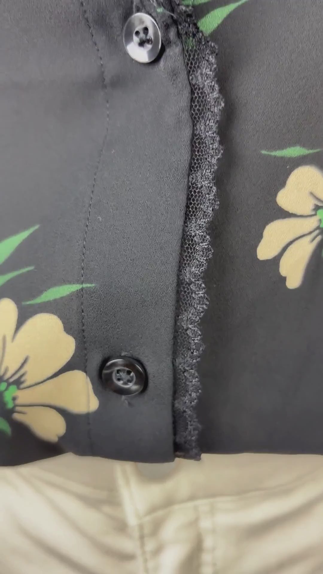 Chemisier noir floral avec détail de dentelle fine, Sunday Best, taille medium. Vue de la vidéo qui présente tous les détails du chemisier.