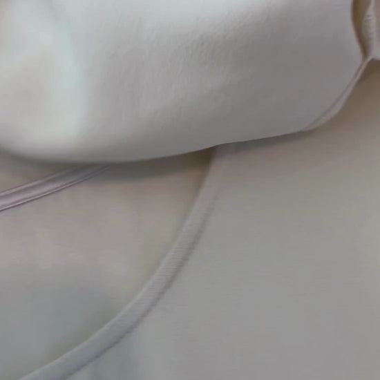 Camisole beige crème Lafayette 148 New York, taille xl. Vue de la vidéo qui présente tous les détails de la camisole.