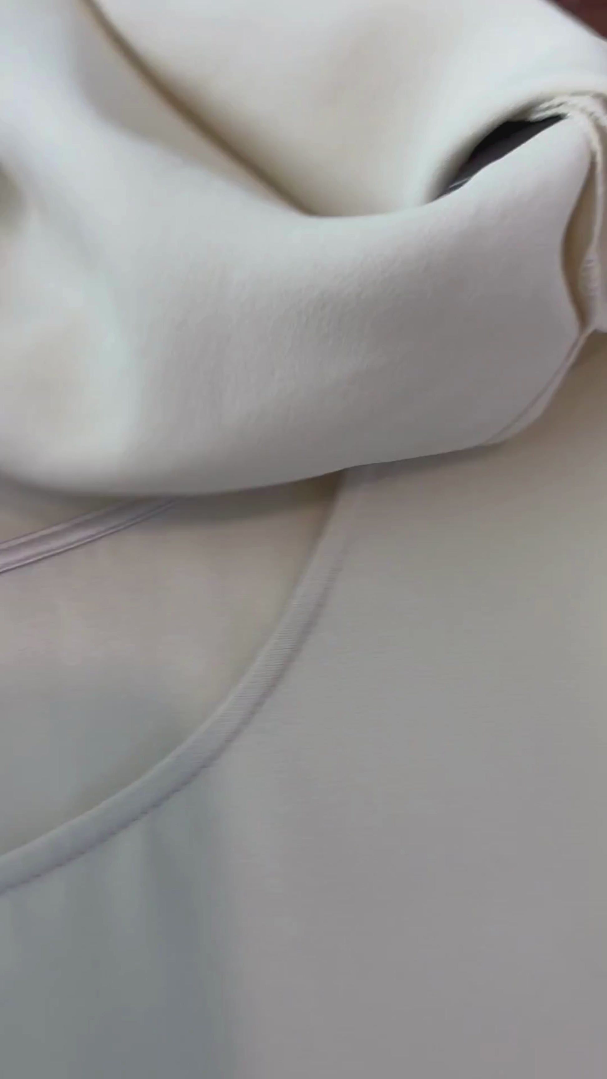 Camisole beige crème Lafayette 148 New York, taille xl. Vue de la vidéo qui présente tous les détails de la camisole.