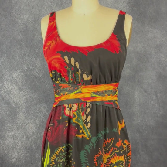 Robe noire à motif floral coloré sur fin voilage, Desigual, taille medium (qui fait plus small). Vue de la vidéo qui présente tous les détails de la robe.