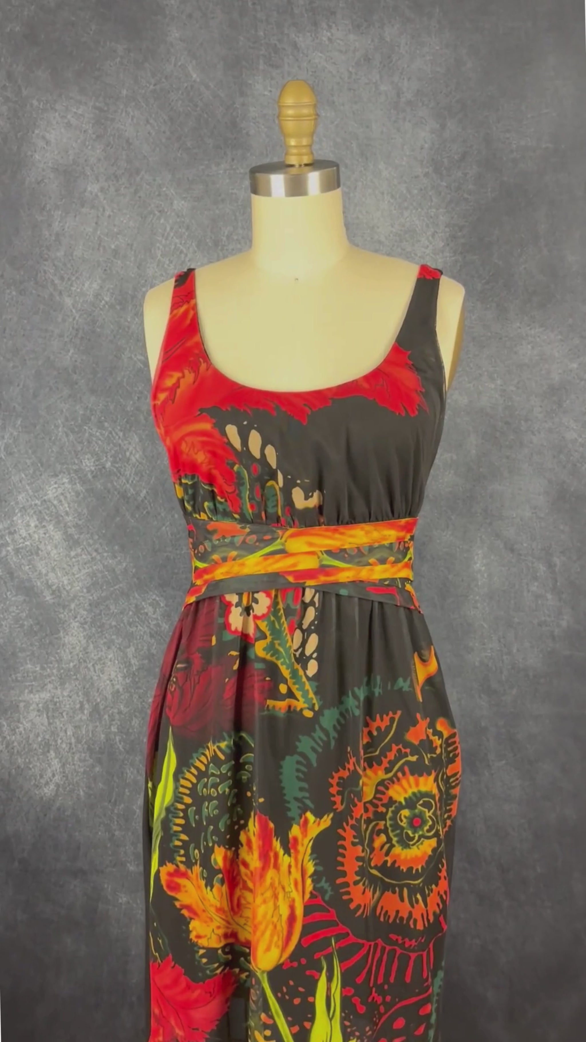 Robe noire à motif floral coloré sur fin voilage, Desigual, taille medium (qui fait plus small). Vue de la vidéo qui présente tous les détails de la robe.