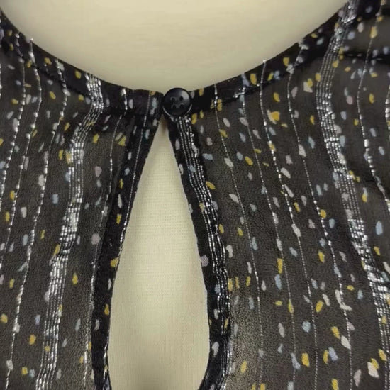 Blouse translucide à motifs argent et or InWear, taille 10. Vue de la vidéo qui présente tous les détails de la blouse.