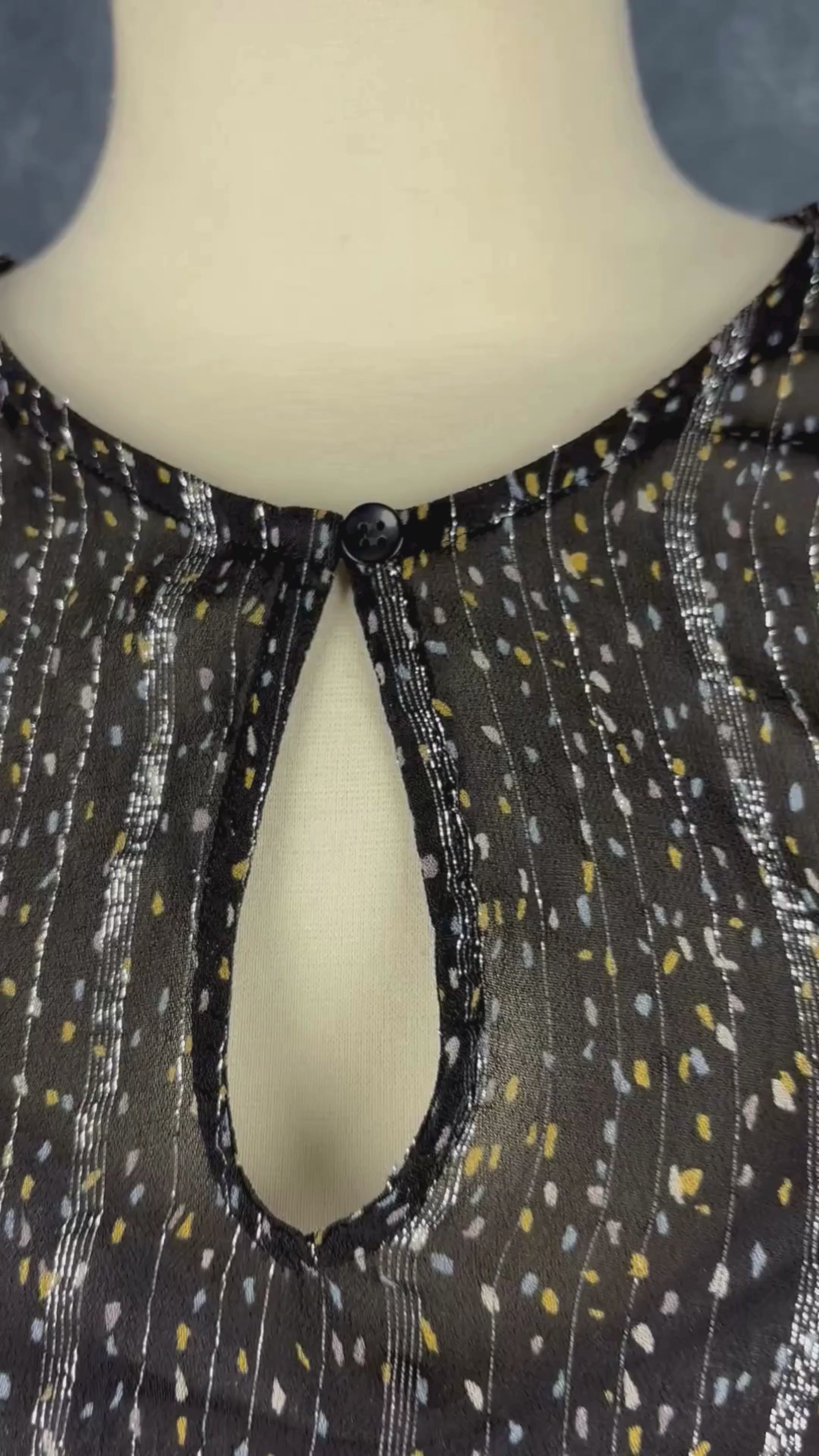 Blouse translucide à motifs argent et or InWear, taille 10. Vue de la vidéo qui présente tous les détails de la blouse.