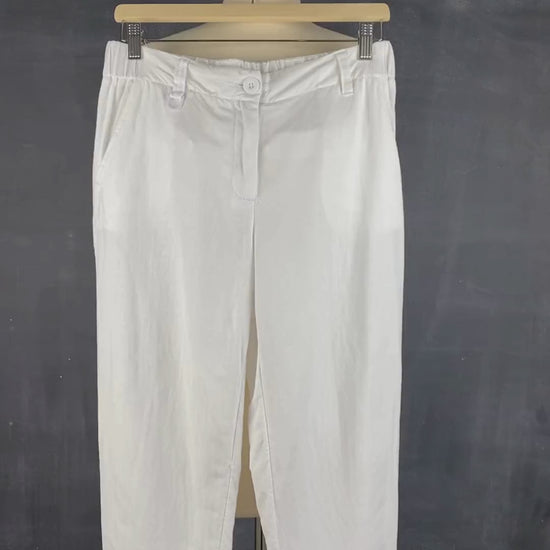 Pantalon blanc longueur 3/4 en mélange de lin Melanie Lyne, taille 4. Vue de la vidéo qui présente tous les détails du pantalon.