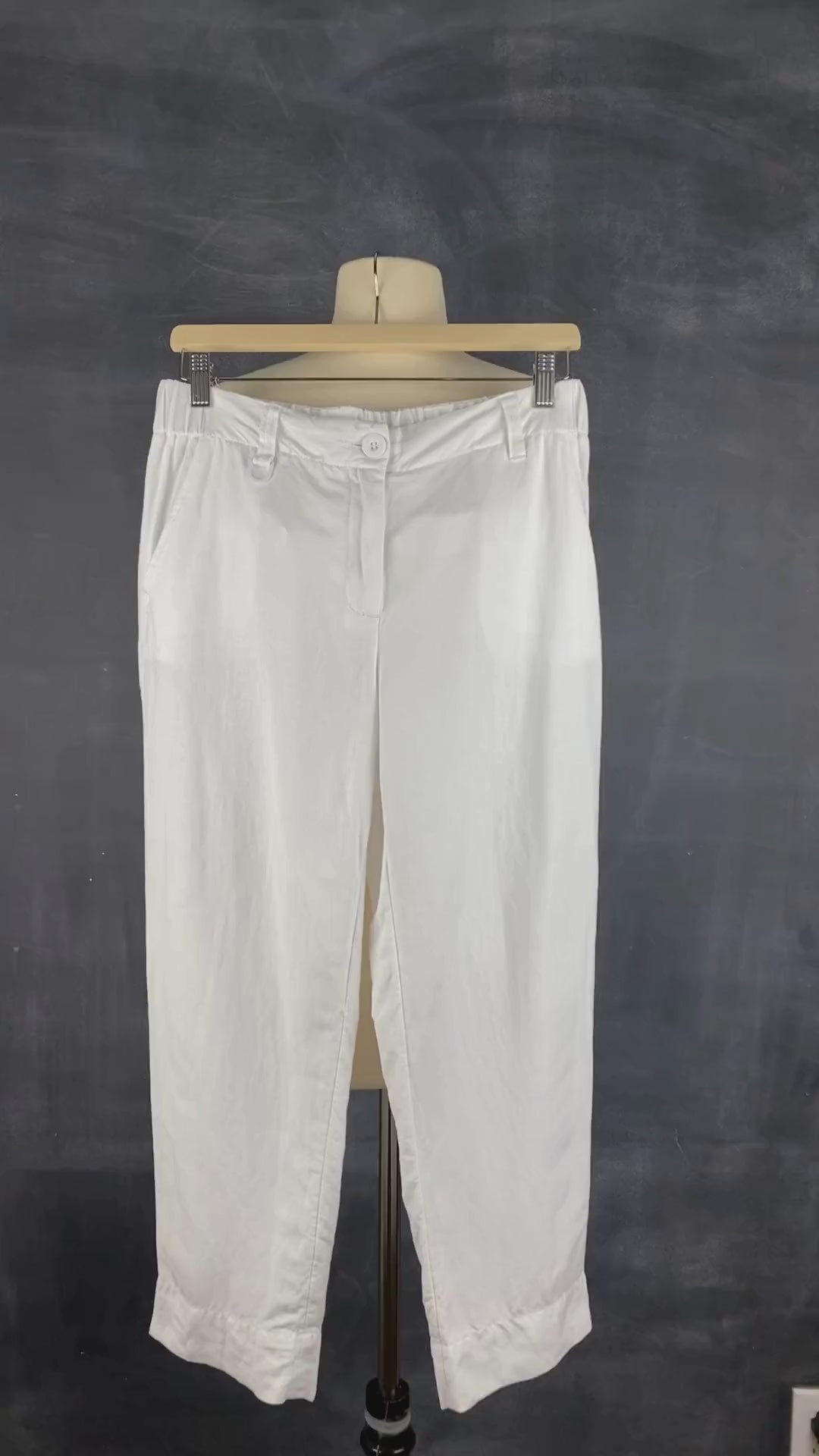 Pantalon blanc longueur 3/4 en mélange de lin Melanie Lyne, taille 4. Vue de la vidéo qui présente tous les détails du pantalon.