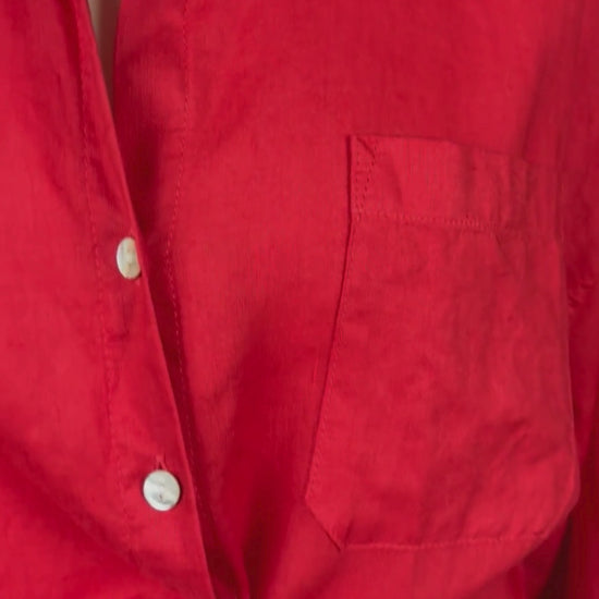 Chemisier en lin rouge tomate coupe ample Christian Siriano, taille small. Vue de la vidéo qui présente tous les détails du chemisier.