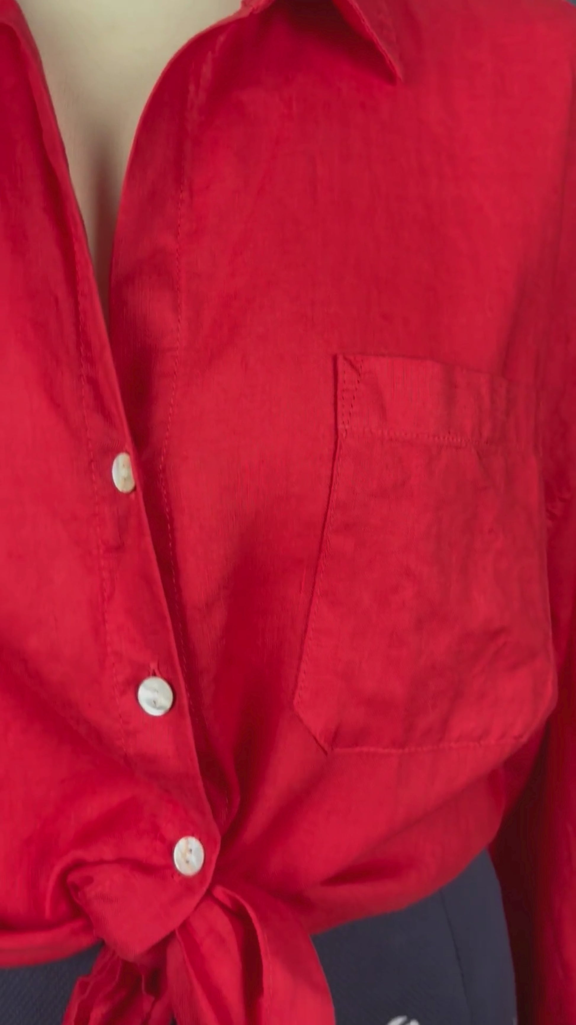 Chemisier en lin rouge tomate coupe ample Christian Siriano, taille small. Vue de la vidéo qui présente tous les détails du chemisier.