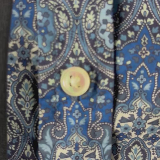 Chemisier à motifs paisley bleu Contemporaine et tissu Liberty, taille xs. Vue de la vidéo qui présente tous les détails du chemisier.
