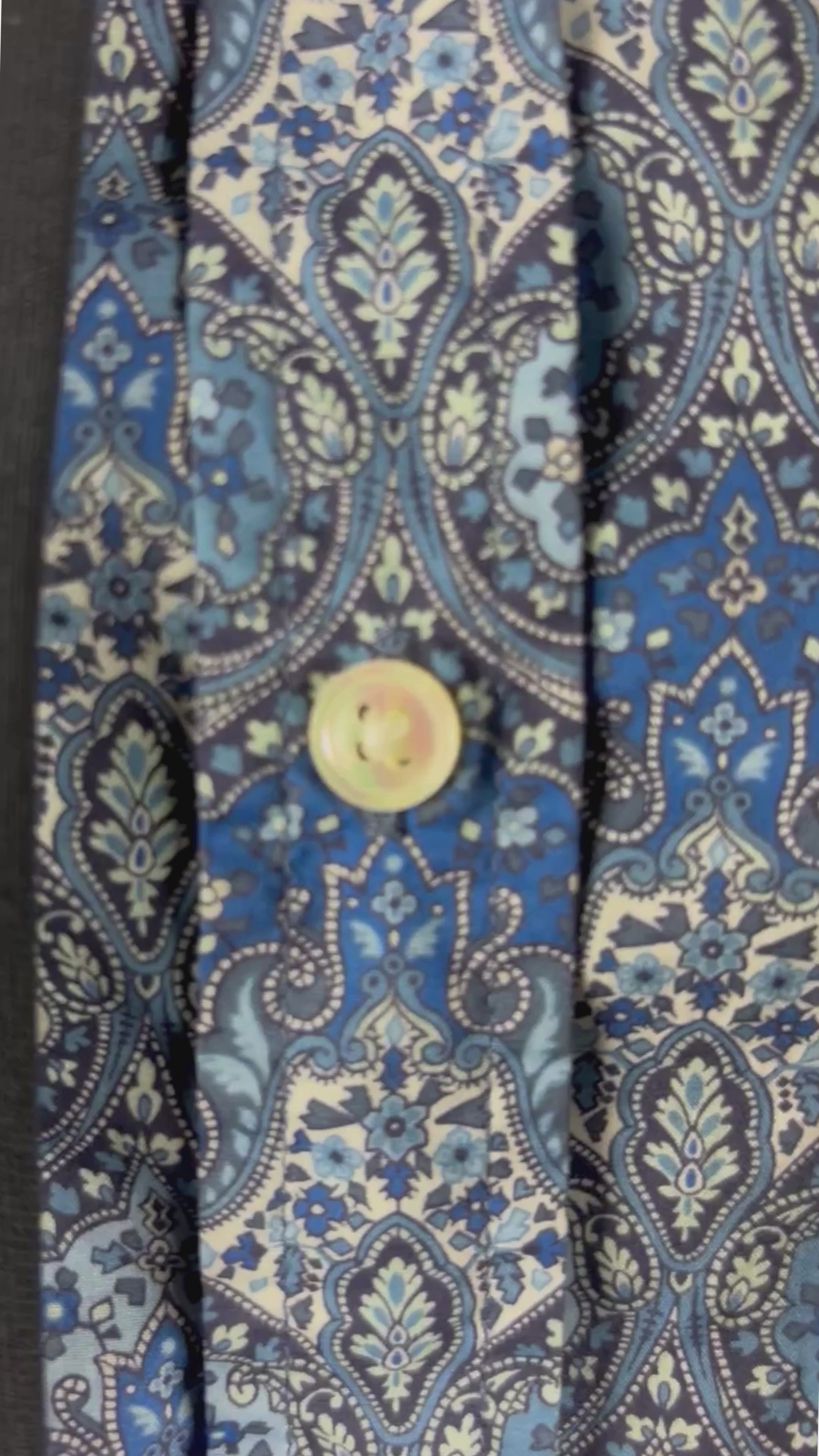 Chemisier à motifs paisley bleu Contemporaine et tissu Liberty, taille xs. Vue de la vidéo qui présente tous les détails du chemisier.