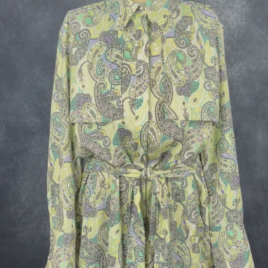 Robe colorée à motifs paisley et col chemisier Joelle, taille xl. Vue de la vidéo qui présente tous les détails de la robe.