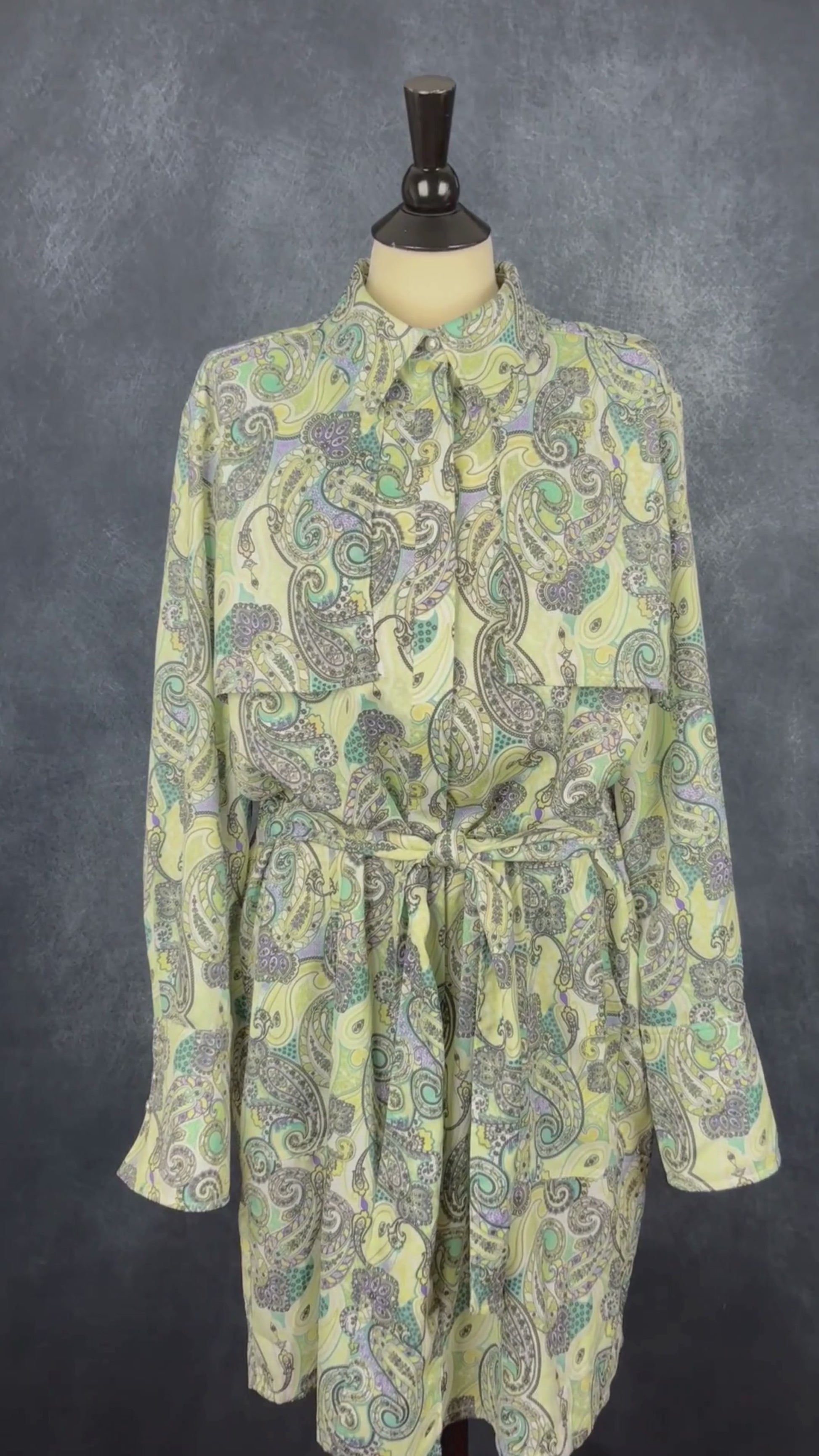 Robe colorée à motifs paisley et col chemisier Joelle, taille xl. Vue de la vidéo qui présente tous les détails de la robe.