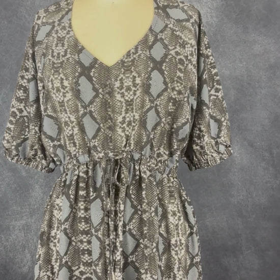 Robe fluide à motifs serpent Joelle, taille small. Vue de la vidéo qui présente tous les détails de la robe.