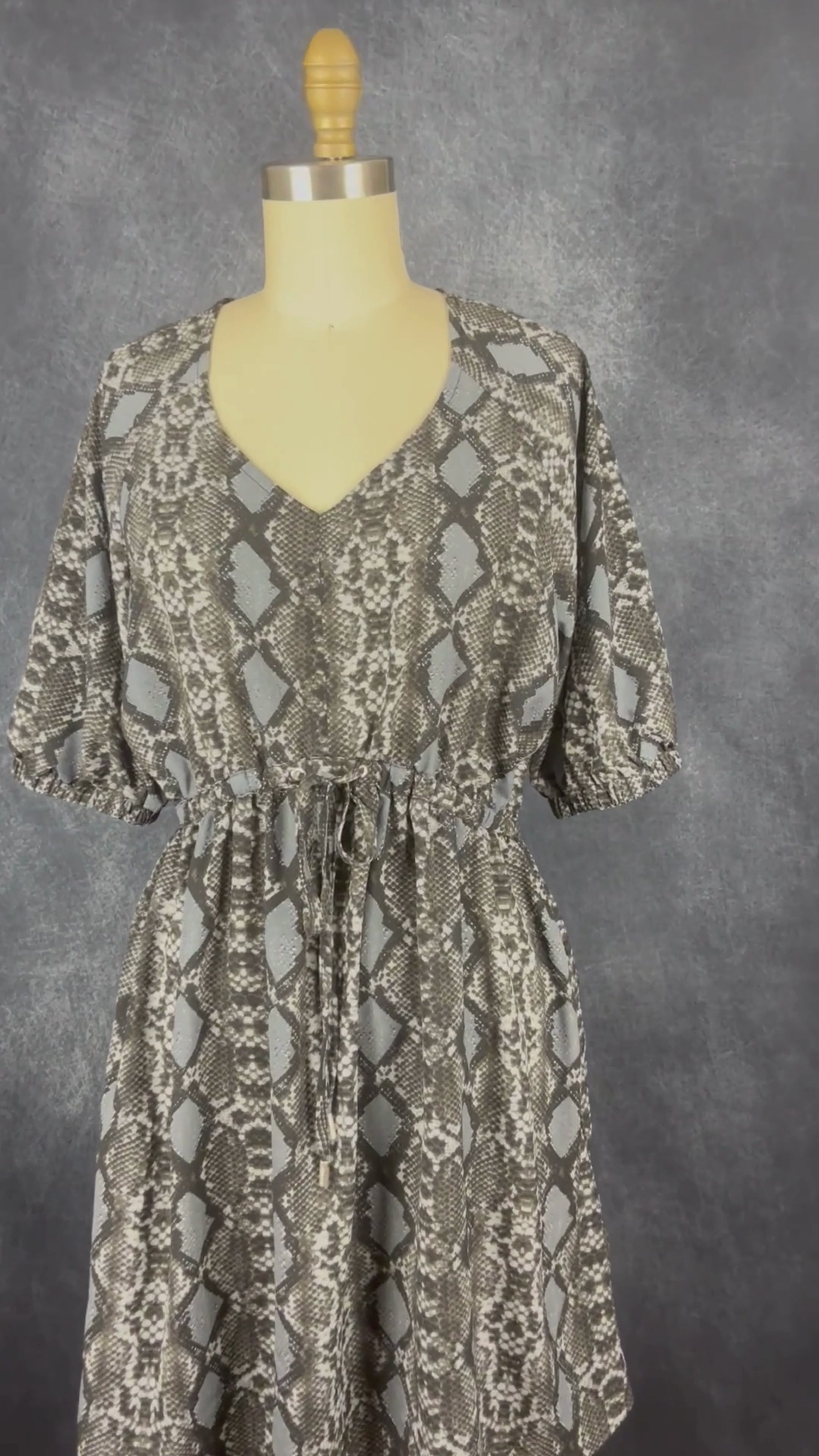 Robe fluide à motifs serpent Joelle, taille small. Vue de la vidéo qui présente tous les détails de la robe.