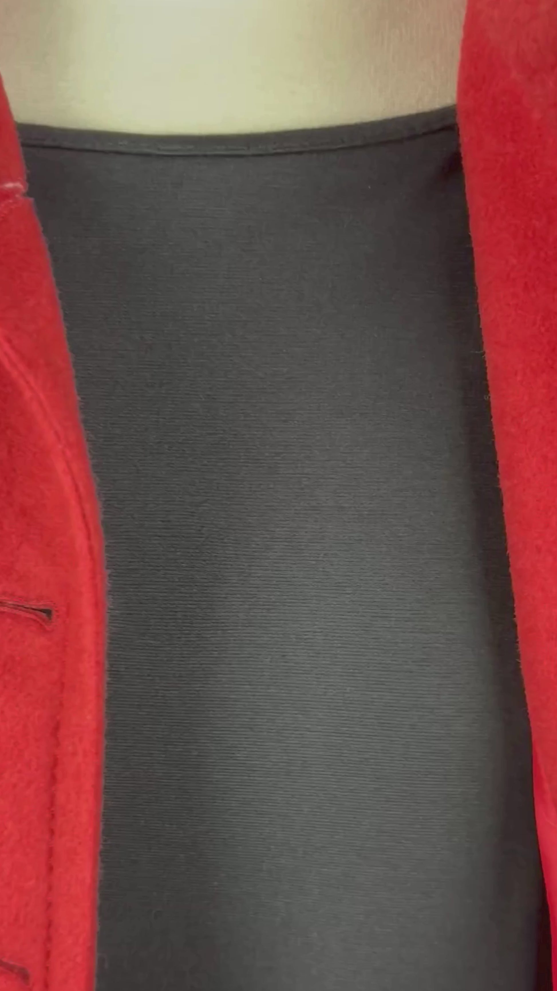 Robe noire classique à fermeture à glissière dorée au dos Banana Republic, taille 14. Vue de la vidéo qui présente tous les détails de la robe.