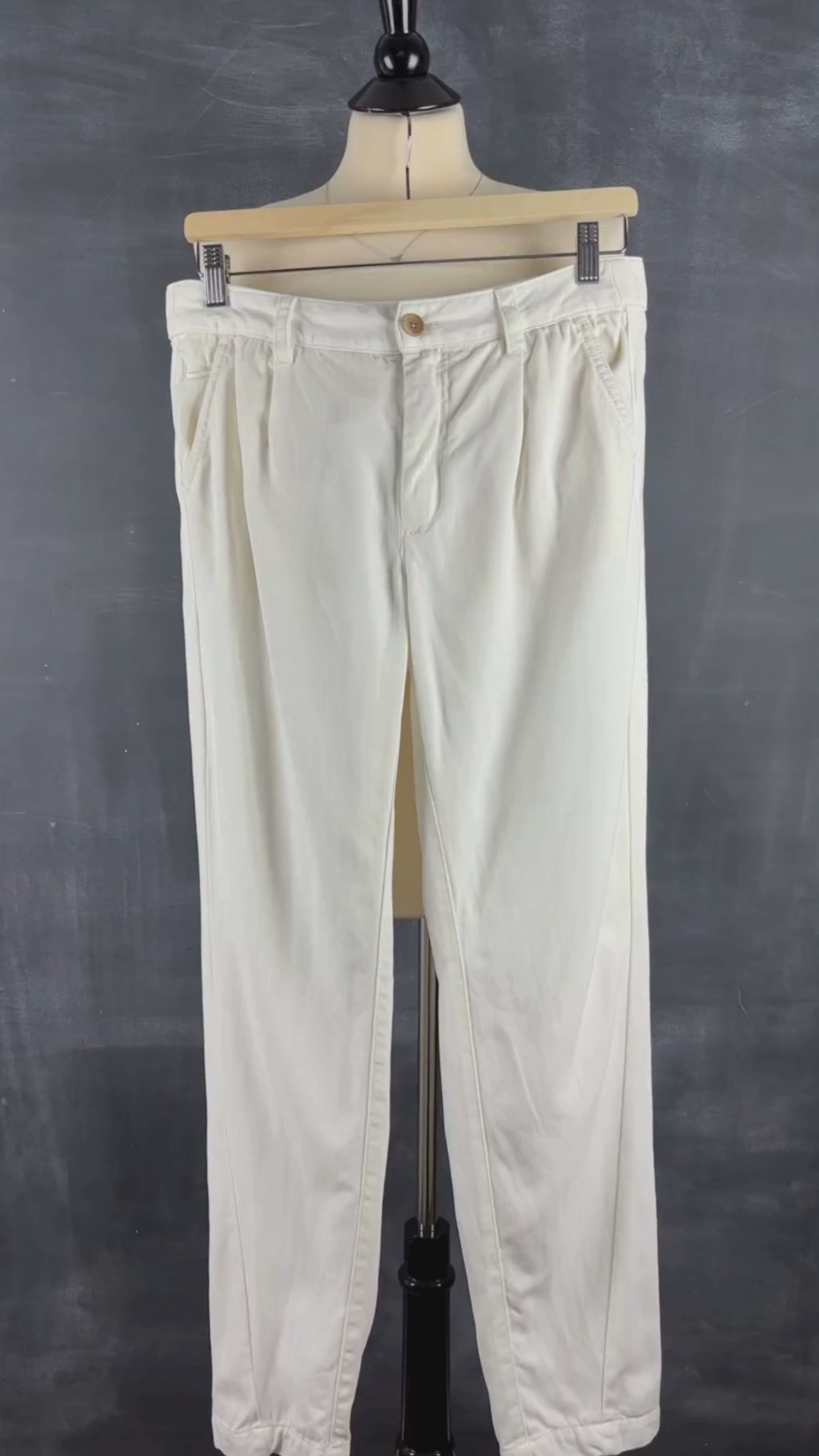 Pantalon à plis crème en Lyocell Anthropologie (taille 27). Vue de la vidéo qui présente tous les détails du pantalon.