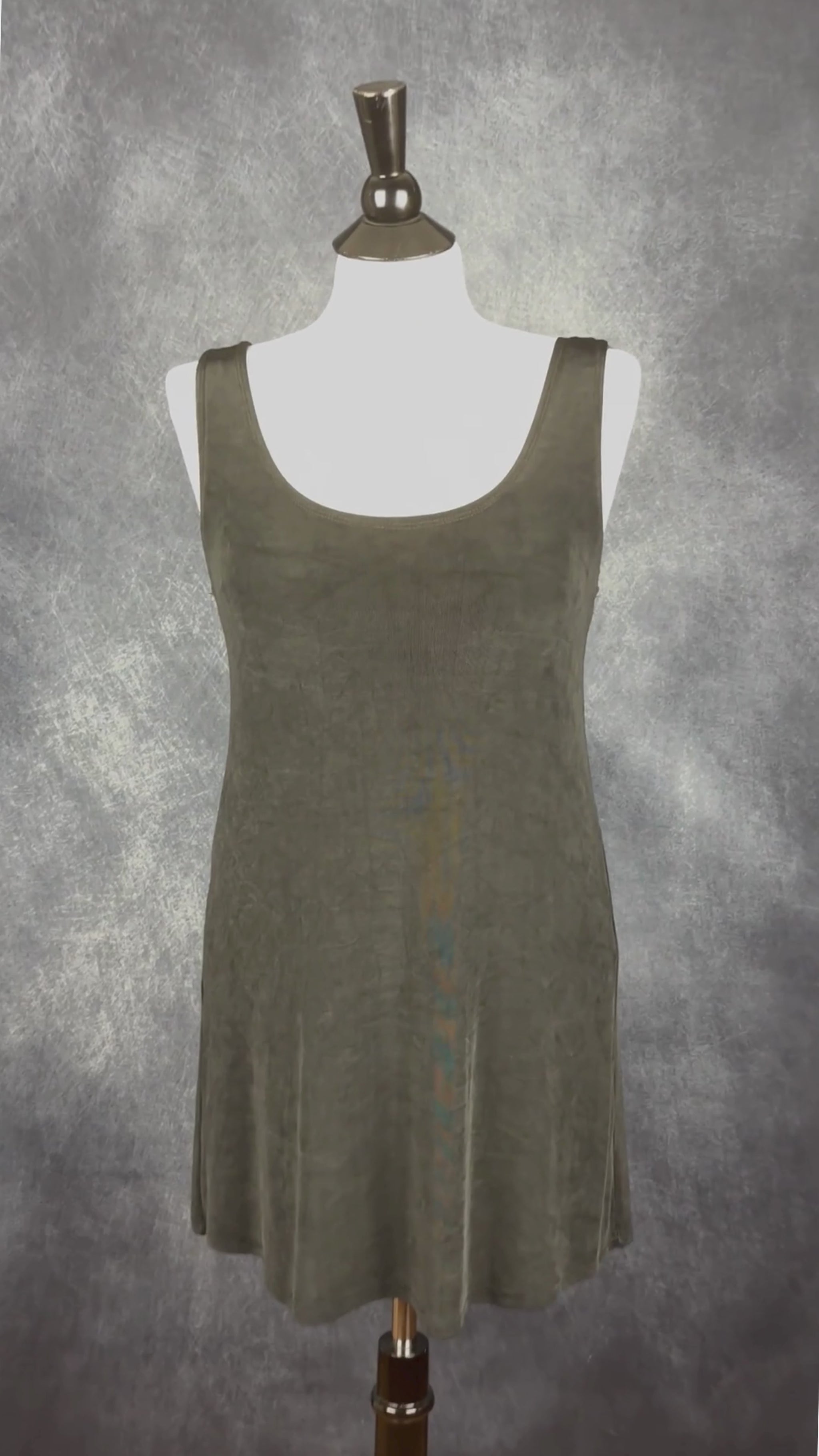 Robe de plage noire courte Lili Les Bains, taille 10 (medium). Vue de la vidéo qui présente tous les détails de la robe.