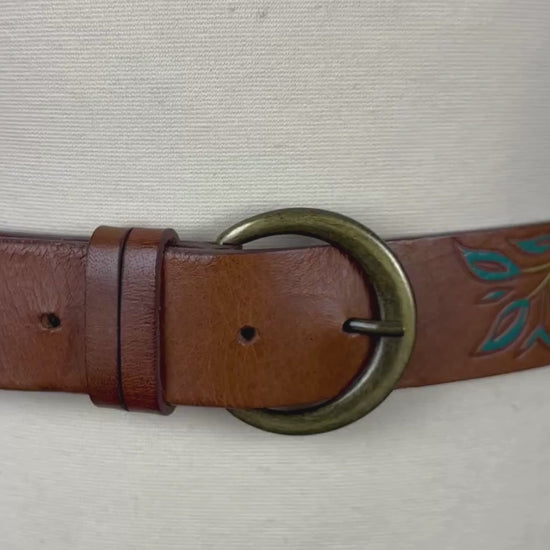 Ceinture en cuir brun à motifs floraux 3 Corone, taille small. Vue de la vidéo qui présente tous les détails de la ceinture.