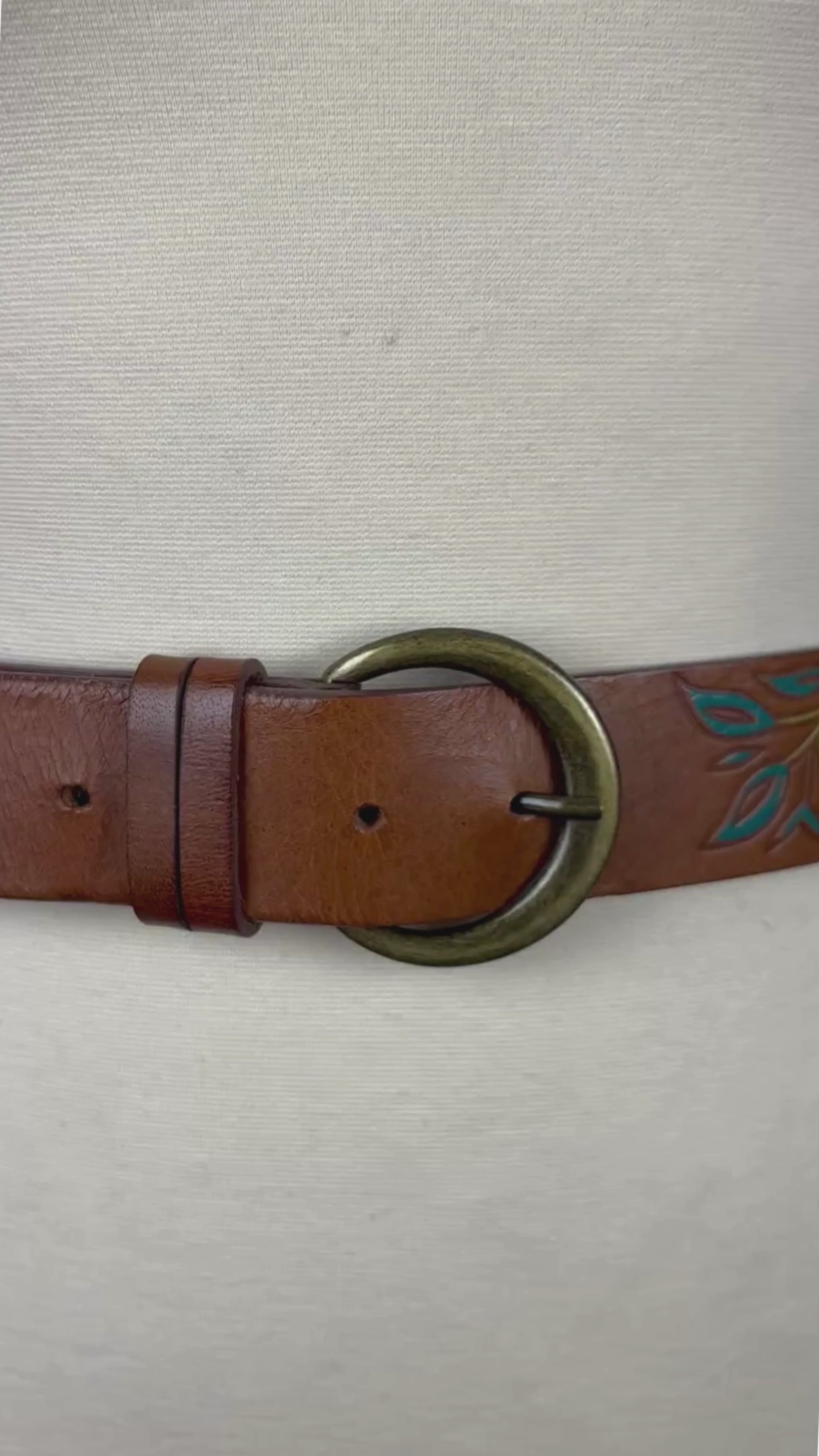 Ceinture en cuir brun à motifs floraux 3 Corone, taille small. Vue de la vidéo qui présente tous les détails de la ceinture.