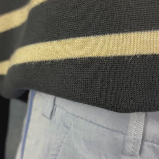 Chandail en tricot de coton marine très foncé à rayures beiges Edinburgh Knitwear, taille small. Vue de la vidéo qui présente tous les détails du chandail.
