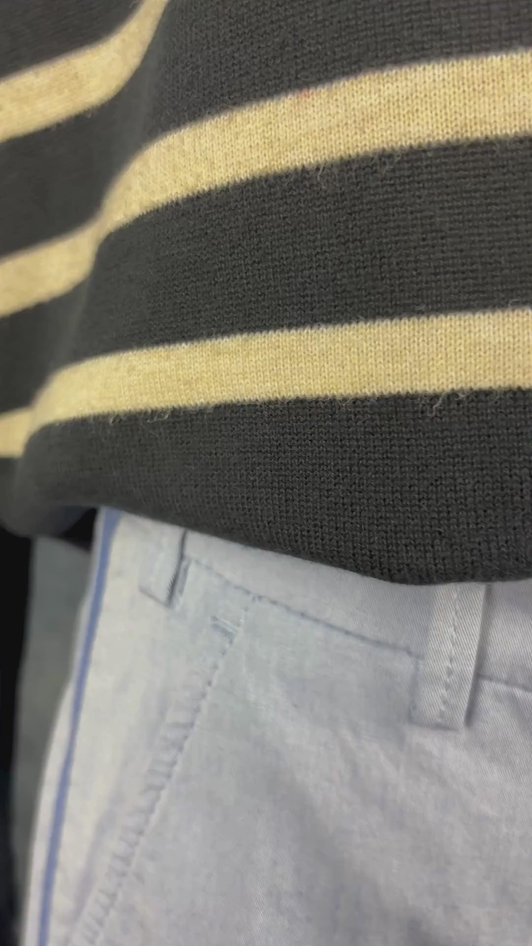 Chandail en tricot de coton marine très foncé à rayures beiges Edinburgh Knitwear, taille small. Vue de la vidéo qui présente tous les détails du chandail.