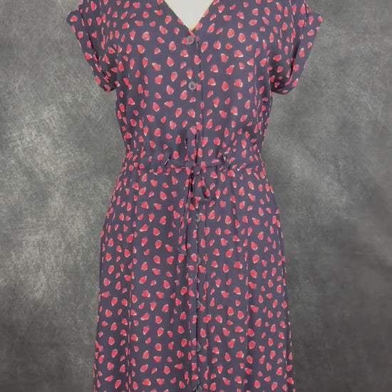 Robe midi boutonnée à motifs de fraises Joules, taille 4 (s ou petit medium). Vue de la vidéo qui présente tous les détails de la robe.