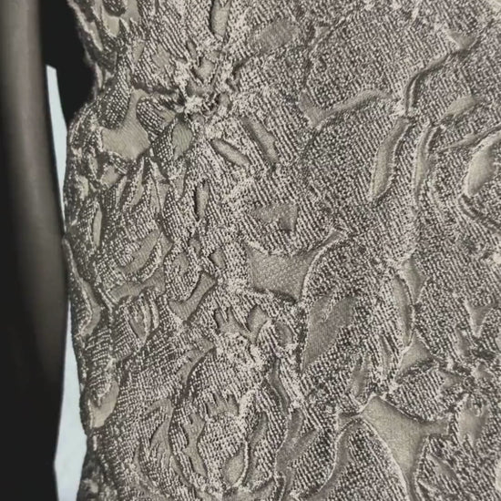 Chandail noir à devant floral texturé Weekend MaxMara, taille estimée à small. Vue de la vidéo qui présente tous les détails du chandail.