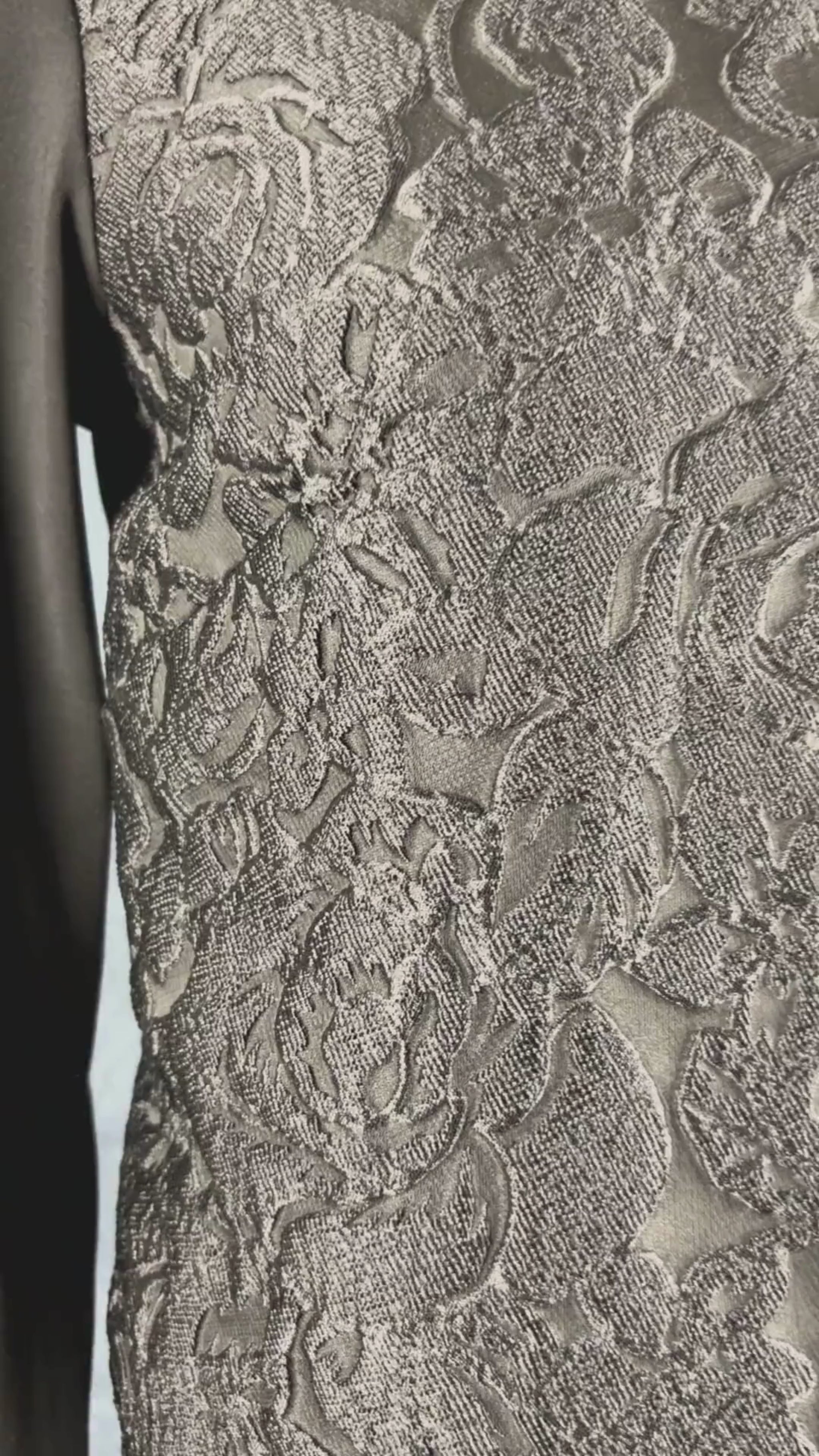 Chandail noir à devant floral texturé Weekend MaxMara, taille estimée à small. Vue de la vidéo qui présente tous les détails du chandail.
