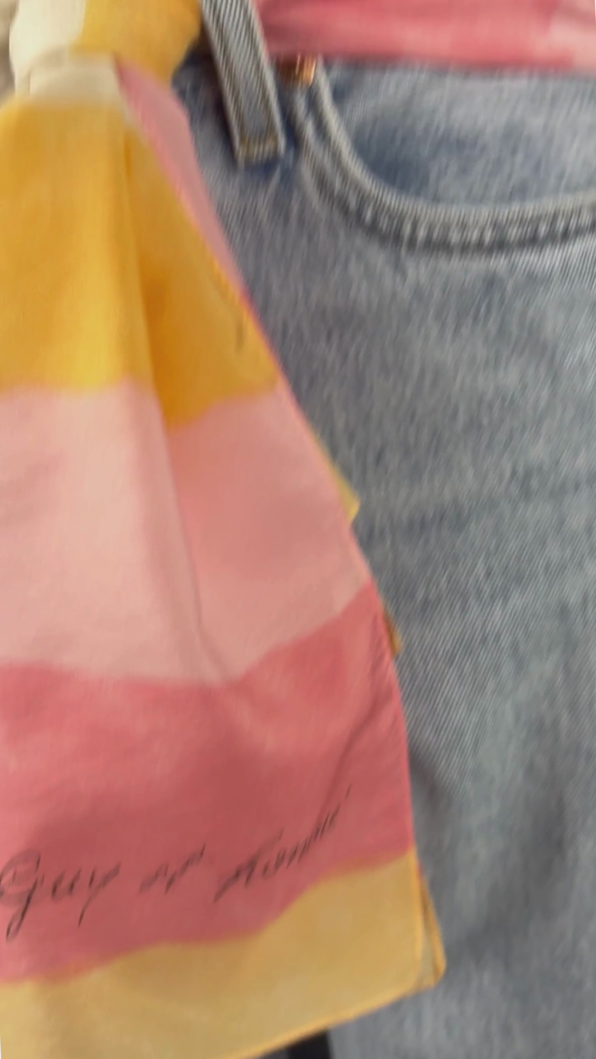 Chandail crème à col châle en cachemire Lauren Ralph Lauren, taille small. Vue de la vidéo qui présente tous les détails du chandail.
