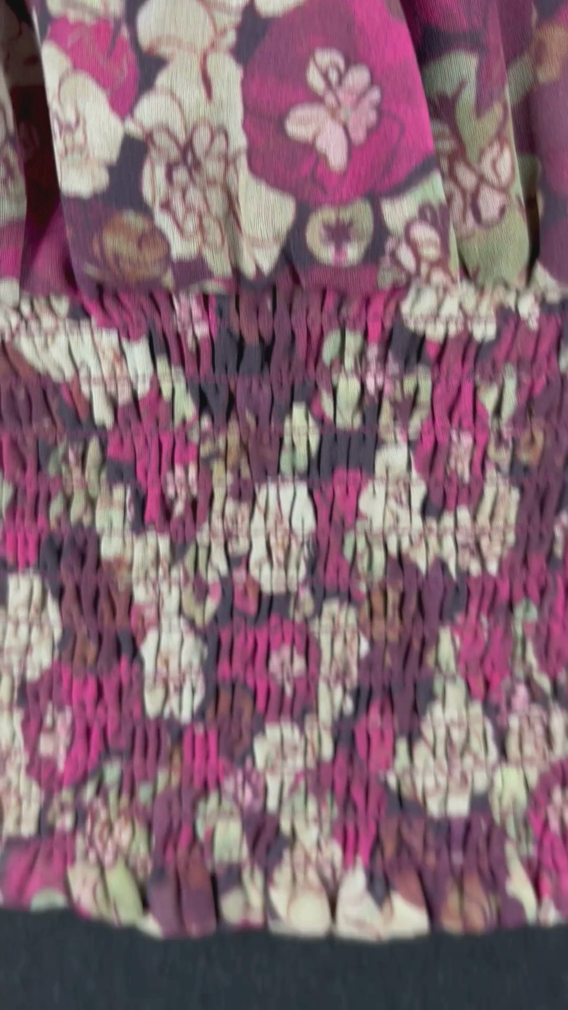 Blouse florale automnale à encolure croisée et taille ruchée extensible Wilfred, taille medium. Vue de la vidéo qui présente tous les détails de la blouse.