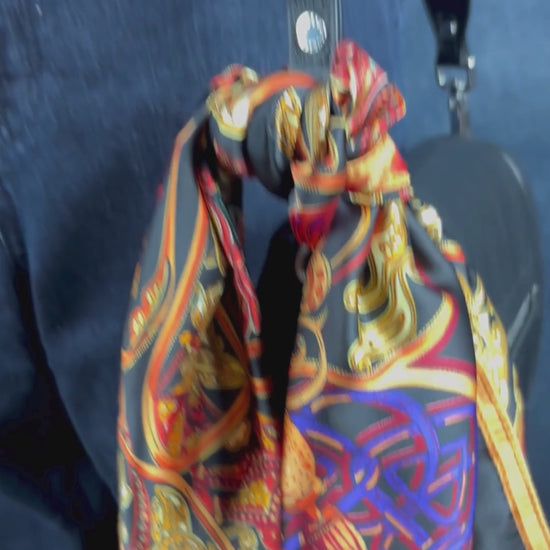 Chemisier lavande avec ourlets des manches plissés, French Connection, taille medium. Vue de la vidéo qui présente tous les détails du chemisier.