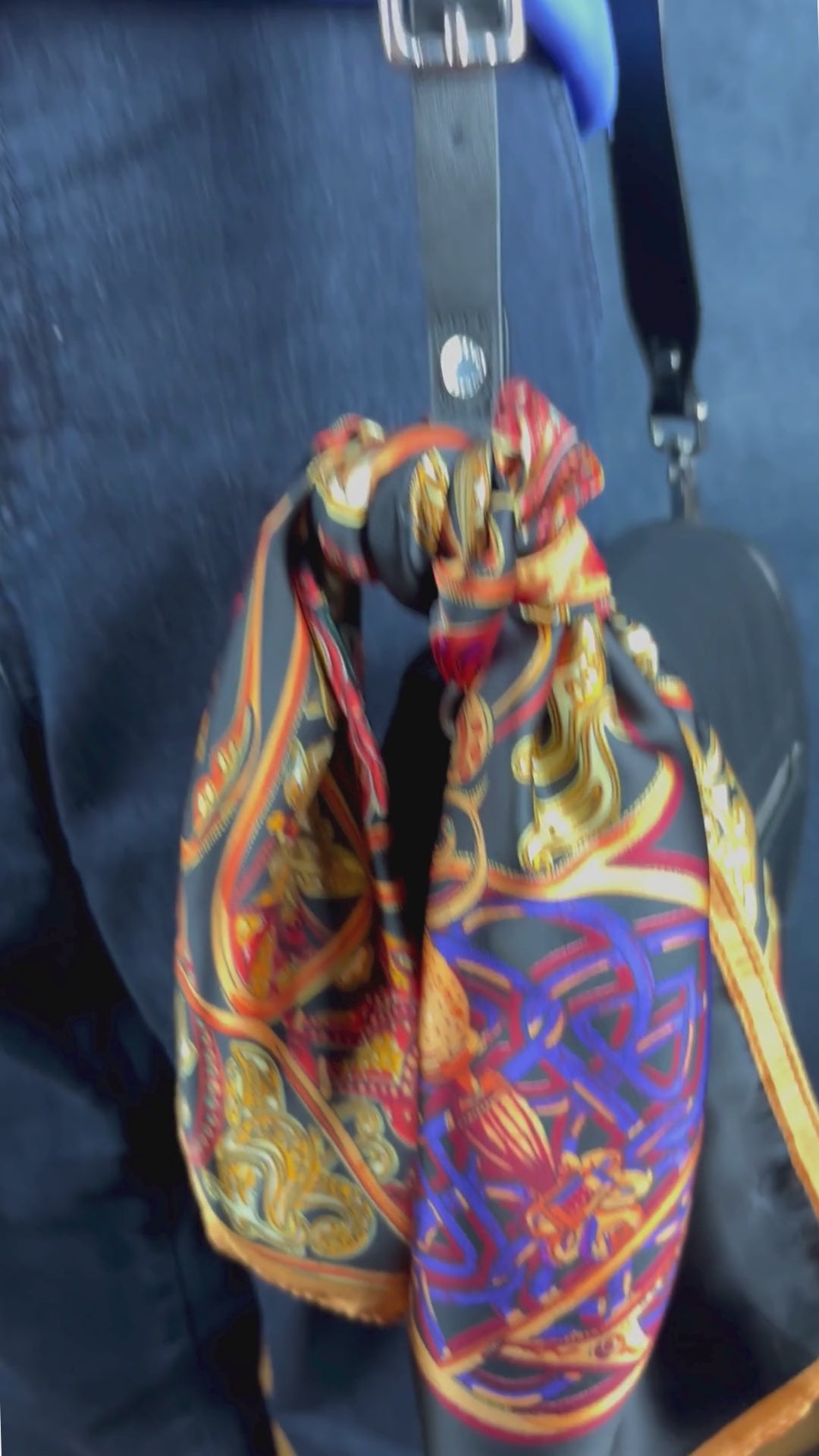 Chemisier lavande avec ourlets des manches plissés, French Connection, taille medium. Vue de la vidéo qui présente tous les détails du chemisier.