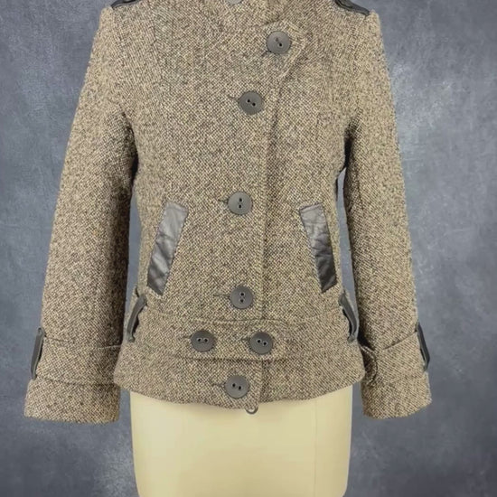 Manteau court en lainage style tweed Mackage, taille small. Vue de la vidéo qui présente tous les détails du manteau.