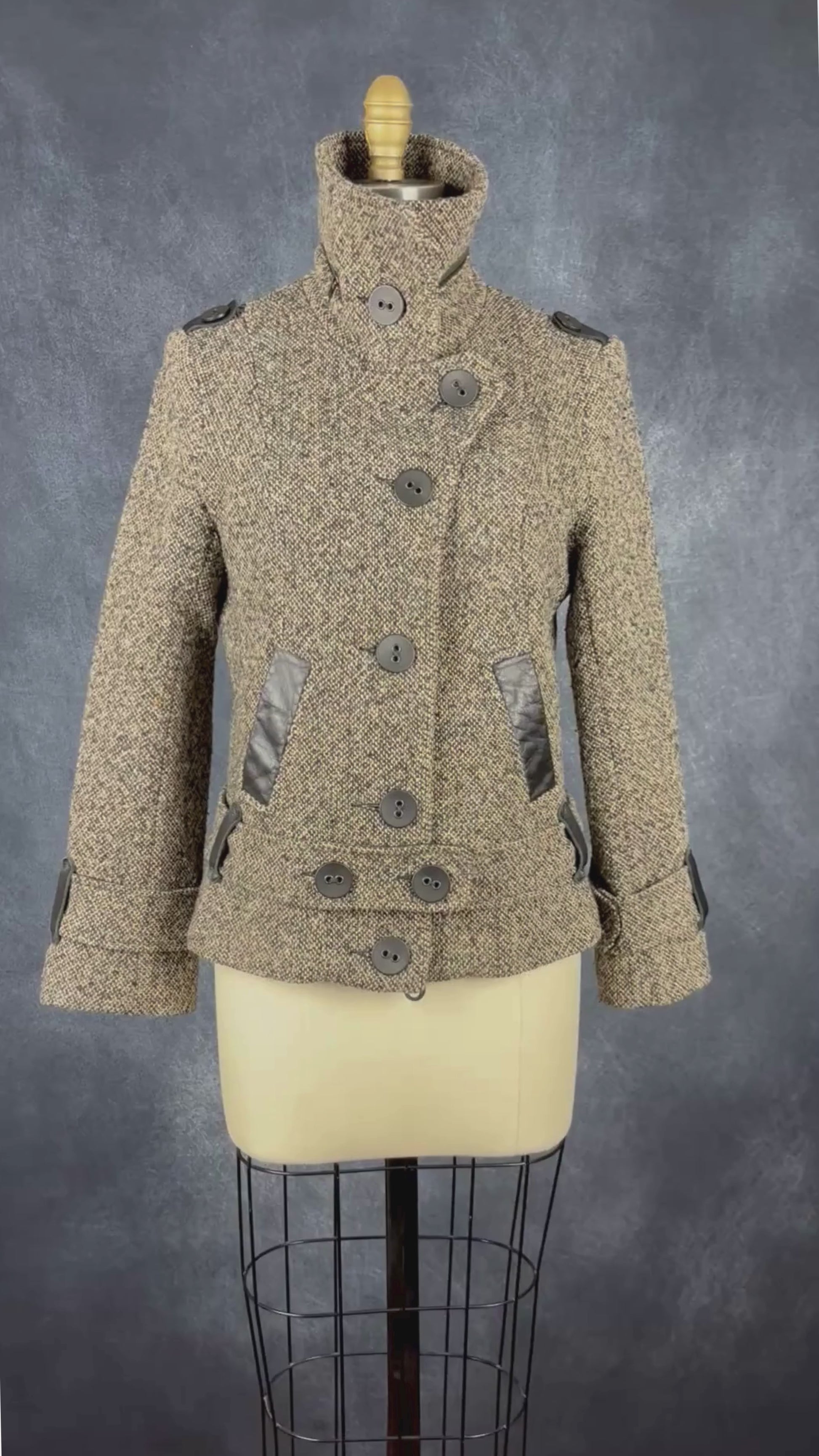 Manteau court en lainage style tweed Mackage, taille small. Vue de la vidéo qui présente tous les détails du manteau.