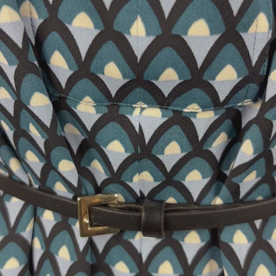 Robe confortable à motifs bleu doux, sarcelle, noir et crème MaxMara Weekend, taille estimée à medium/large. Vue de la vidéo qui présente tous les détails de la robe.
