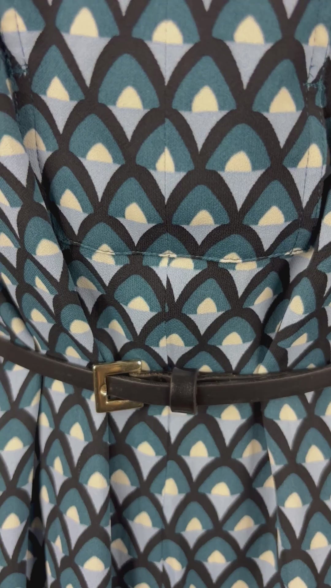 Robe confortable à motifs bleu doux, sarcelle, noir et crème MaxMara Weekend, taille estimée à medium/large. Vue de la vidéo qui présente tous les détails de la robe.