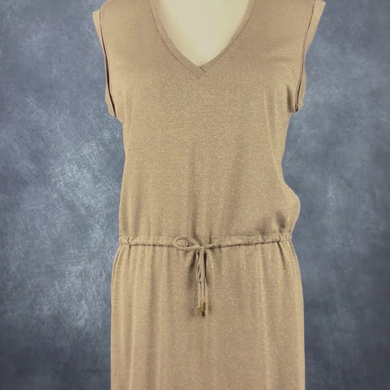 Robe sans manches taupe avec rayures dorées InWear, taille xs qui peut aussi convenir à small. Vue de la vidéo qui présente tous les détails de la robe.