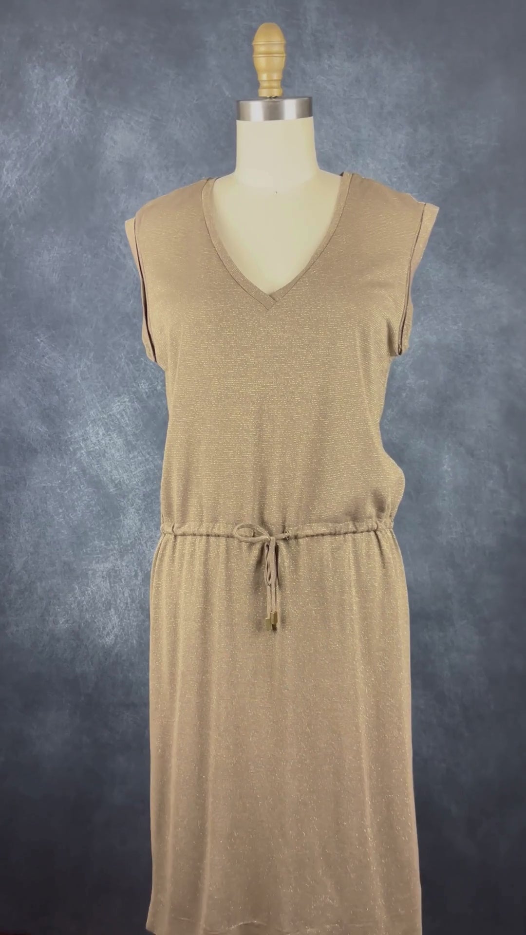 Robe sans manches taupe avec rayures dorées InWear, taille xs qui peut aussi convenir à small. Vue de la vidéo qui présente tous les détails de la robe.