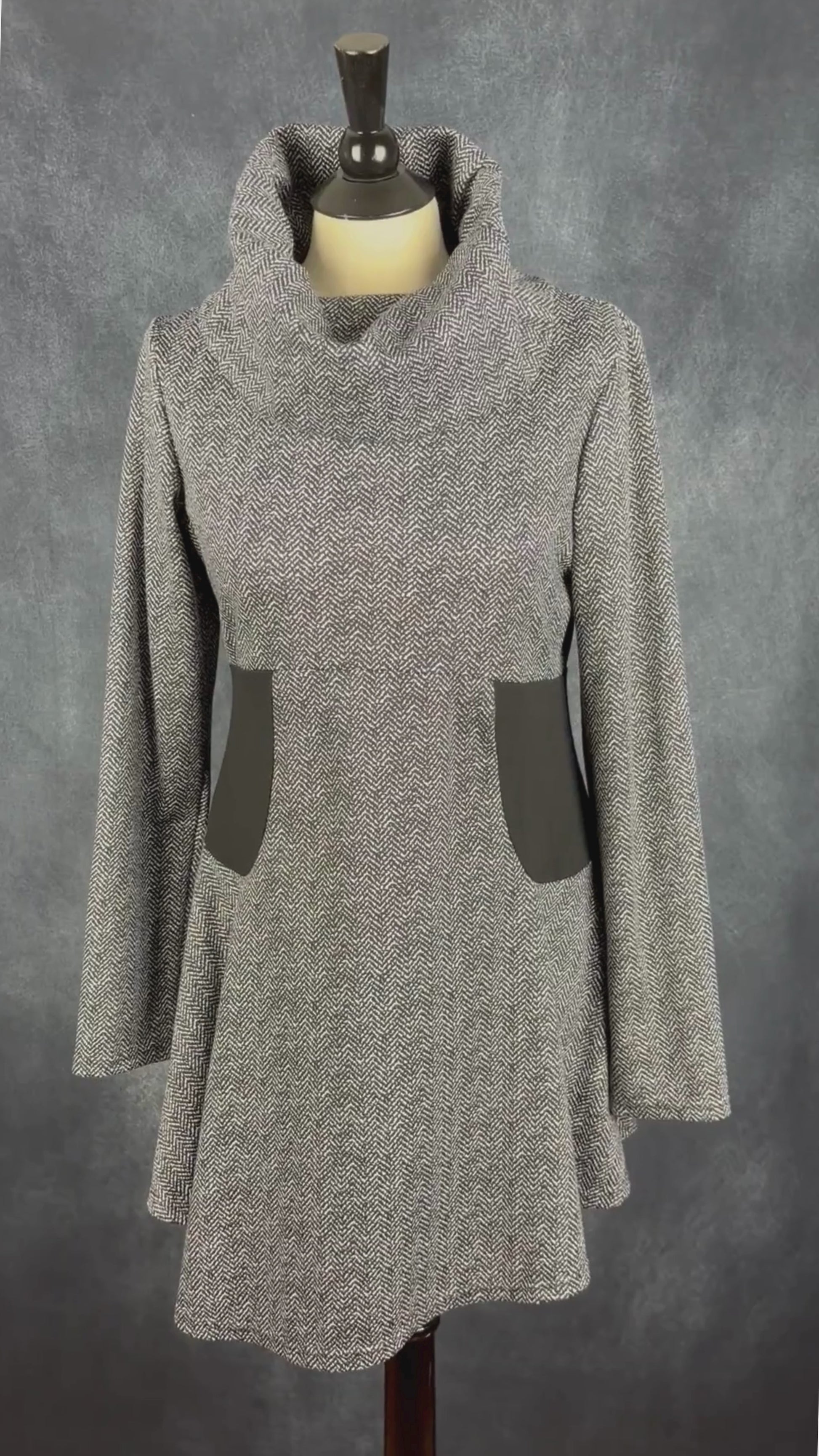 Robe à motifs abstraits et col baveux Dinh Bá, taille xl (l). Vue de la vidéo qui présente tous les détails de la robe.