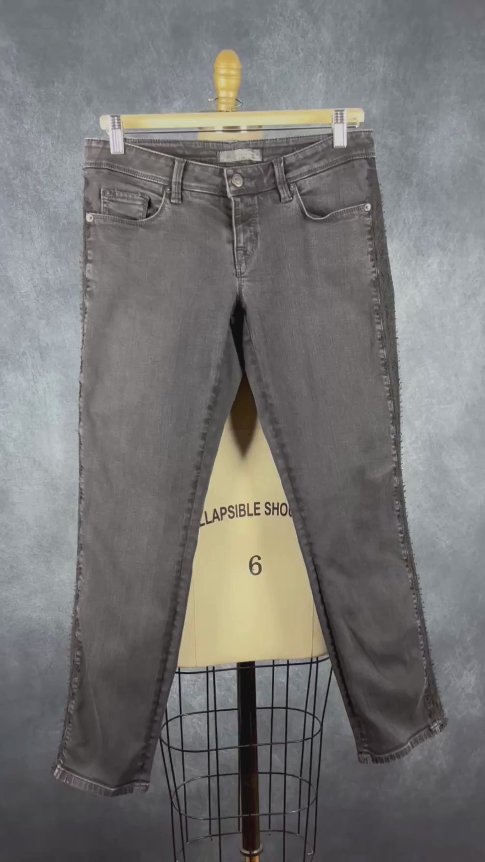 Jeans noir avec dentelle sur les côtés Cambio, taille 8 Vue de la vidéo qui présente tous les détails du jeans.
