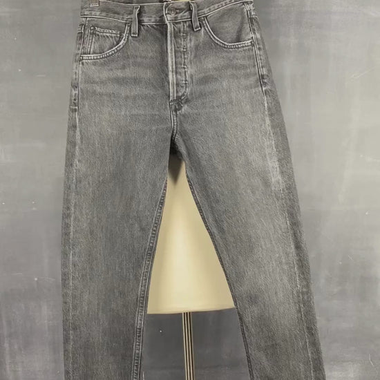 Jeans noir délavé à jambe étroite Agolde x Talula, taille 23. Vue de la vidéo qui présente tous les détails du jeans.