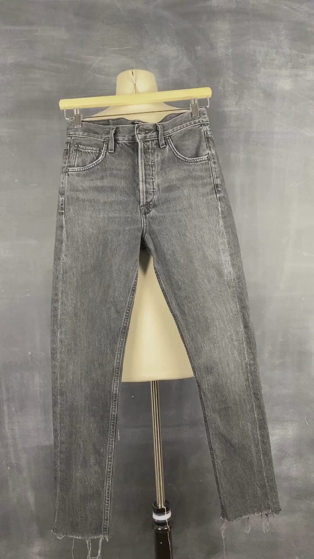 Jeans noir délavé à jambe étroite Agolde x Talula, taille 23. Vue de la vidéo qui présente tous les détails du jeans.