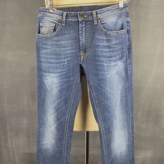Jeans foncé à jambe étroite, True Religion, taille 27. Vue de la vidéo qui présente tous les détails du jeans.