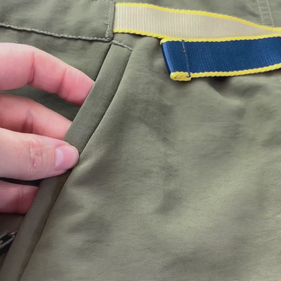 Robe chemisier vert olive avec fermeture à glissière, parfaite pour voyager The North Face, taille medium. Vue de la vidéo qui présente tous les détails de la robe.