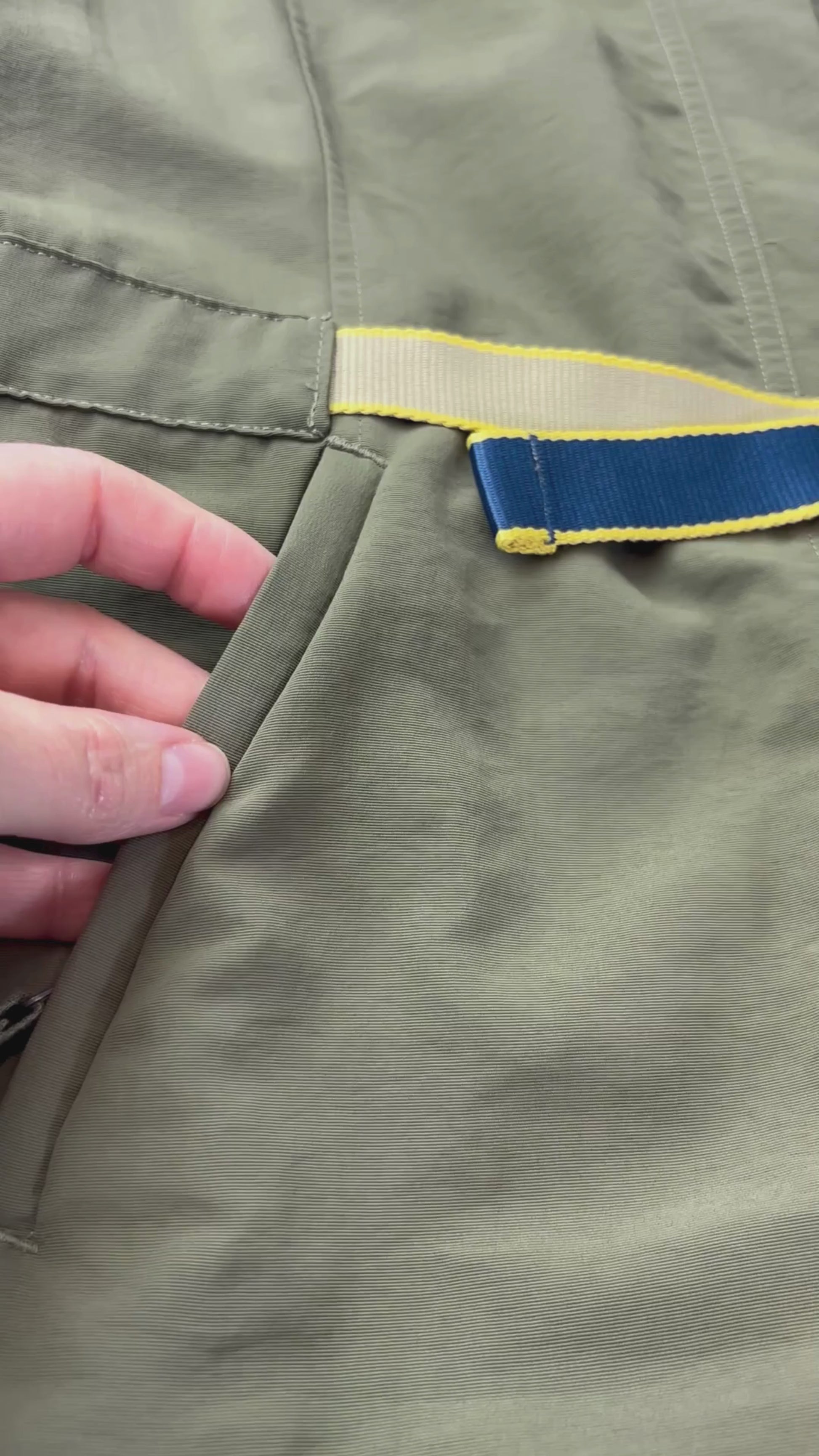 Robe chemisier vert olive avec fermeture à glissière, parfaite pour voyager The North Face, taille medium. Vue de la vidéo qui présente tous les détails de la robe.