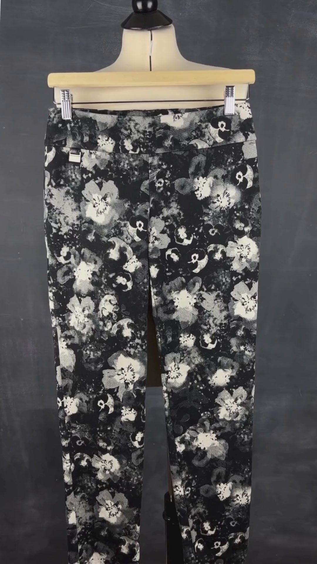 Pantalon droit floral Lisette L, taille small. Vue de la vidéo qui présente tous les détails du pantalon.