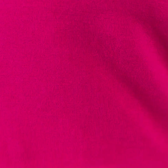 Chandail à col large en V rose fuchsia Isabelle Elie Boutique, taille estimée à s/m. Vue de la vidéo qui  présente tous les détails du chandail.